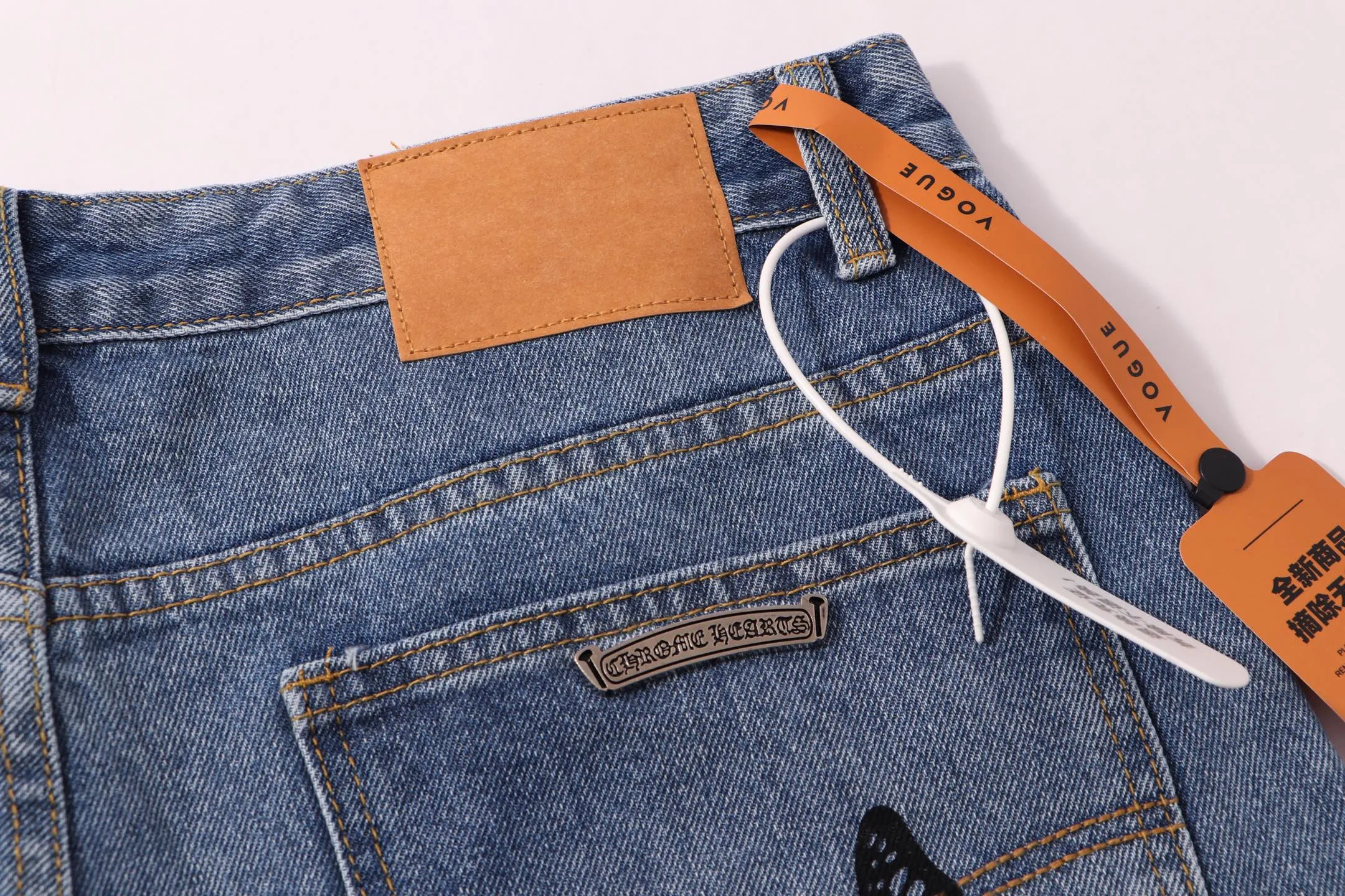P240 Style number: H95 Croxin & 𝐂𝐡𝐫𝐨𝐦𝐞 𝐇𝐞𝐚𝐫𝐭 ss25 blue butterfly print jeans. Styles with different washed textures are very friendly to people with thin legs and thick legs. The slightly flared version perfectly modifies the leg shape. The timeless and moderate length makes it easy to match and match. It is the basis for various styles and is a must-have in your wardrobe! The fabric is stiff but also makes the upper body soft without losing texture. The washing process is even more perfect. It is a must-have item for everyone! ! ! Washed wheat, hang tag, pants label, three labels complete Color: blue Size: 28-30-32-34